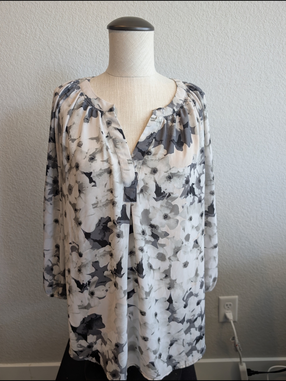 Paraphrase Sz M Women's Gray Floral Peasant Blouse - Lightweight Long Sleeve Top